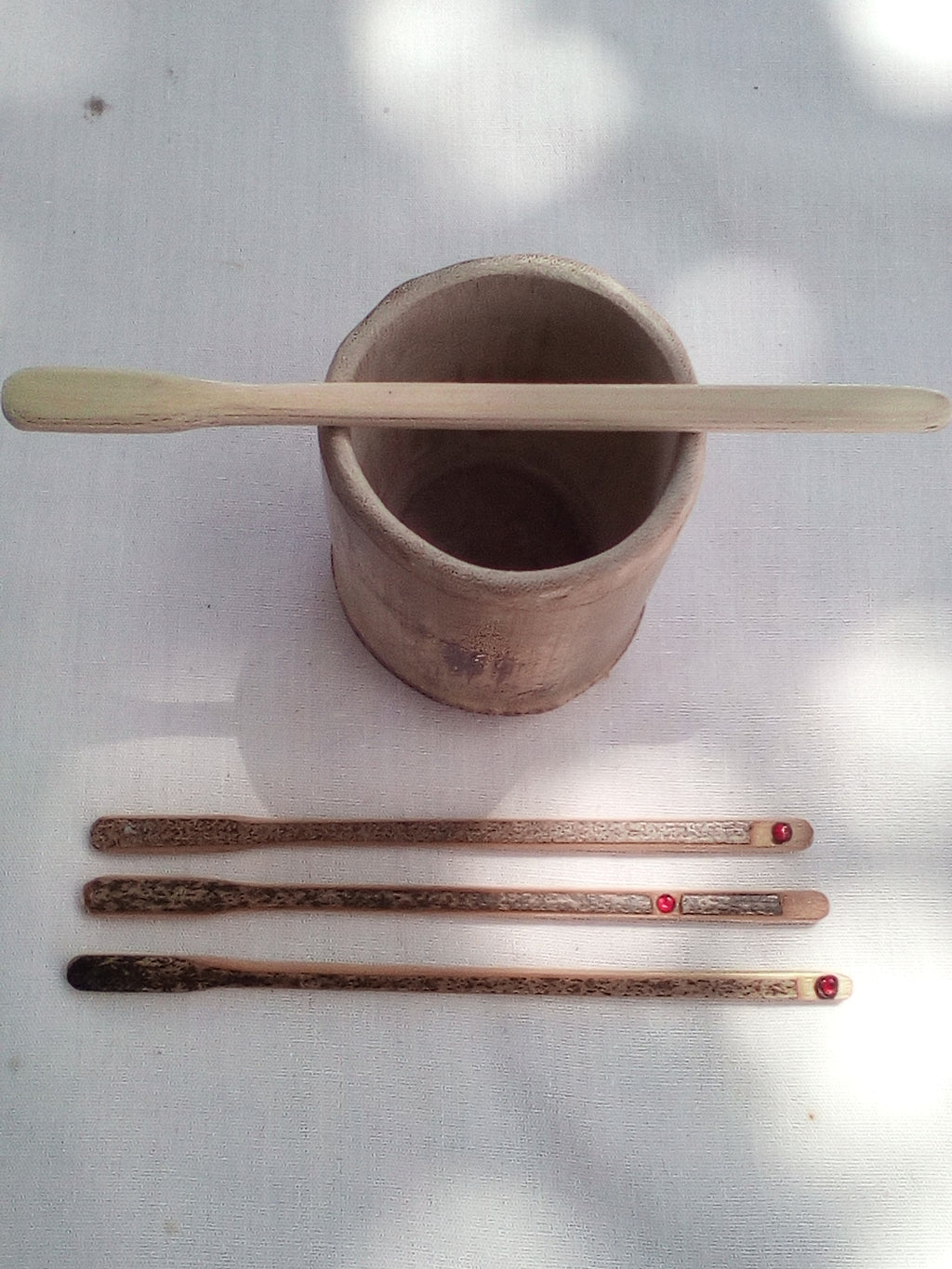 Touilleur en bambou noir artisanal 13-14 cm orné d' un strass rouge