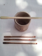 Touilleur en bambou noir artisanal 13-14 cm orné d' un strass rouge