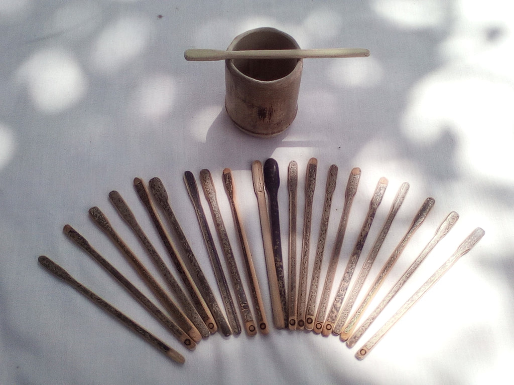 Touilleur en bambou noir artisanal 13-14 cm naturel