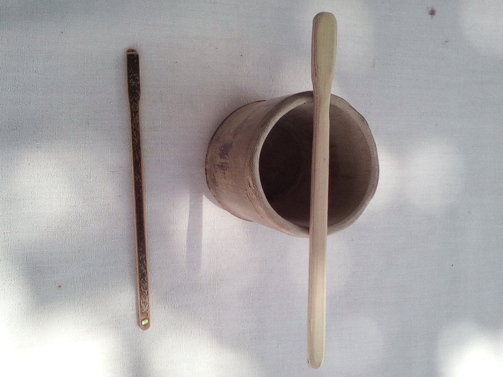 Touilleur en bambou noir artisanal 13-14 cm orné d'un strass vert clair