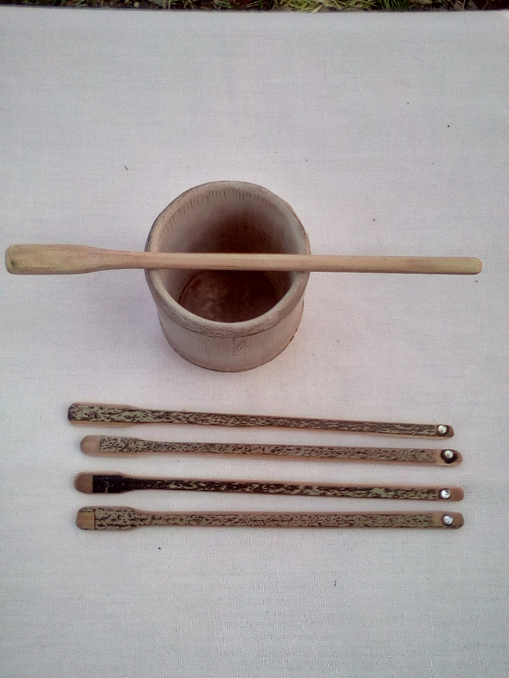 Touilleur en bambou noir artisanal 15-16 cm orné d'un strass blanc