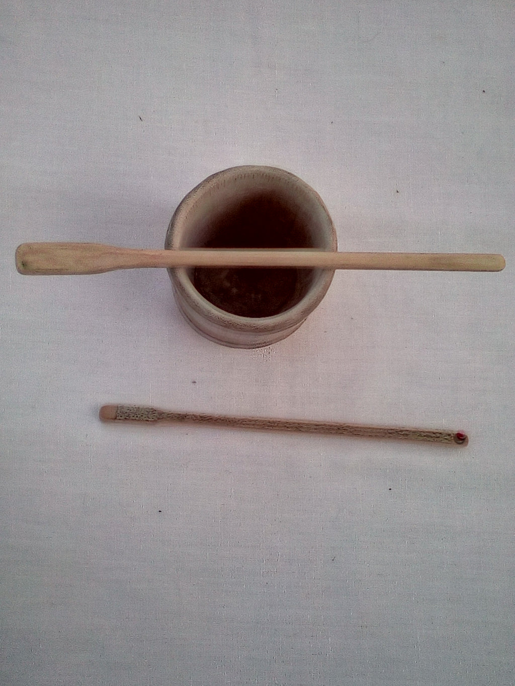 Touilleur en bambou noir artisanal orné d'un strass rouge