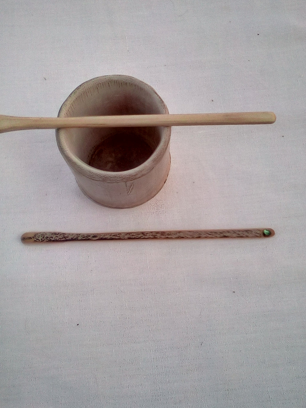 Touilleur en bambou noir artisanal orné d'un strass vert