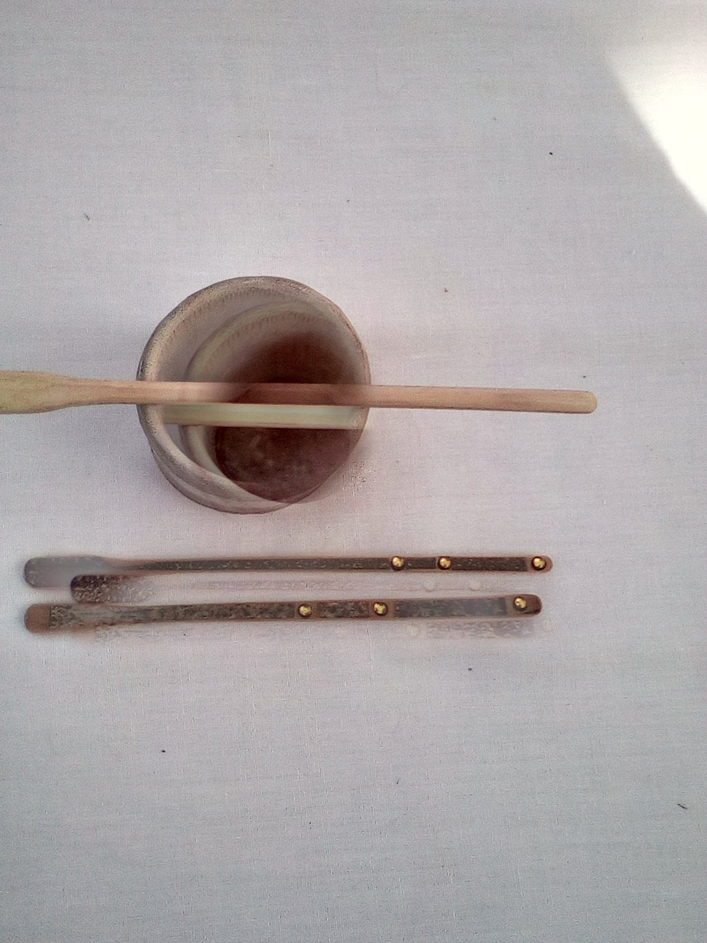 Touilleur en bambou noir artisanal 15-16 cm orné de trois strass jaunes