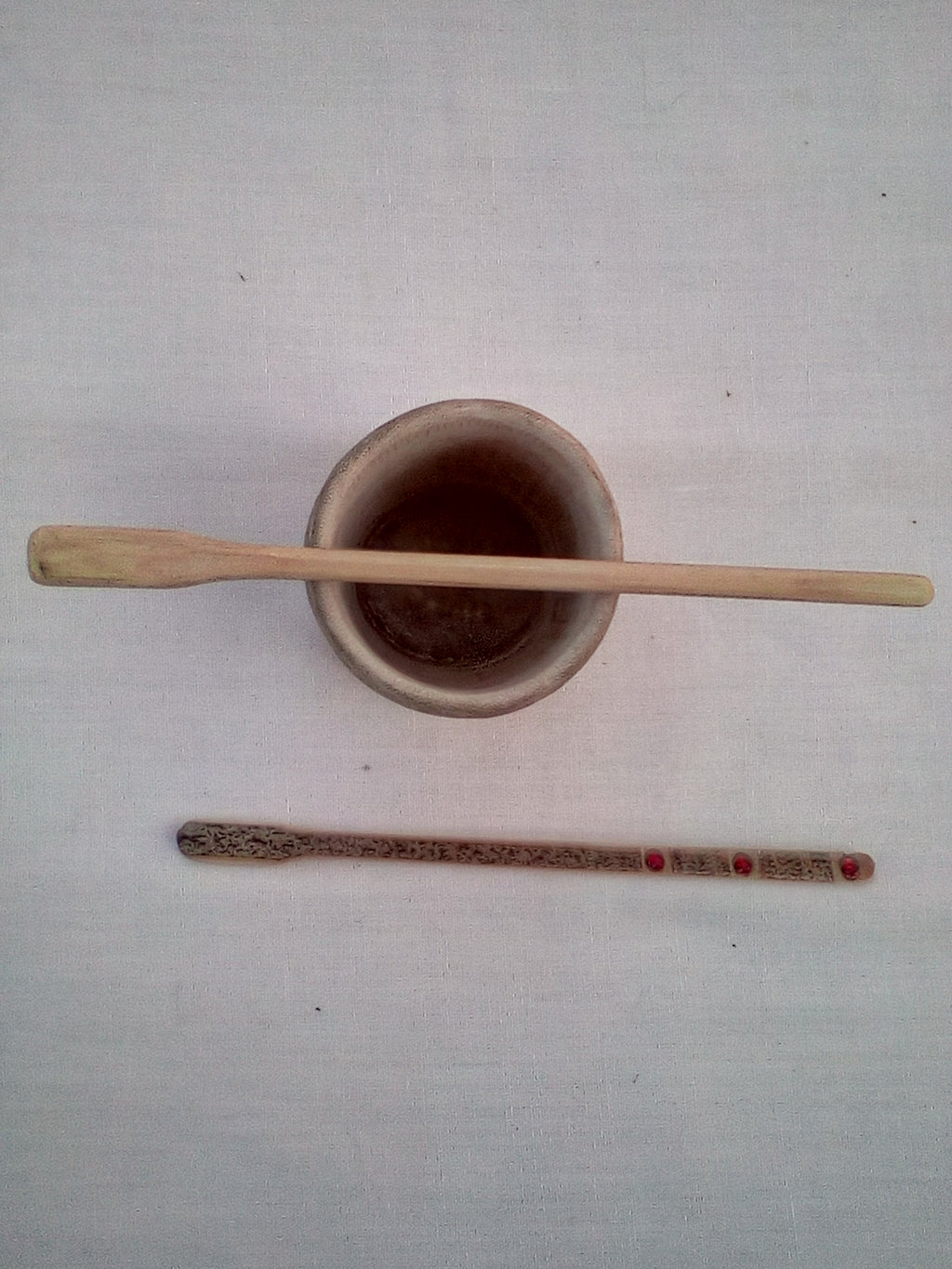 Touilleur en bambou noir artisanal orné de trois strass rouges