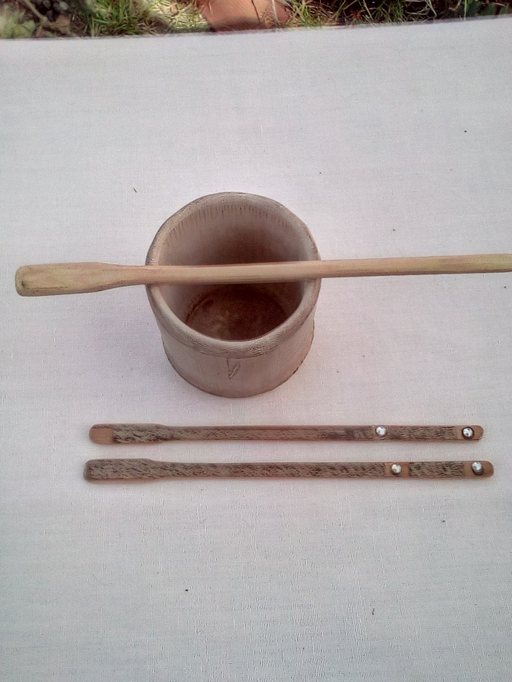 Touilleur en bambou noir artisanal orné de deux strass blancs