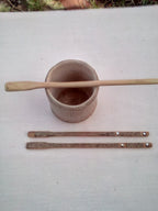 Touilleur en bambou noir artisanal orné de deux strass blancs