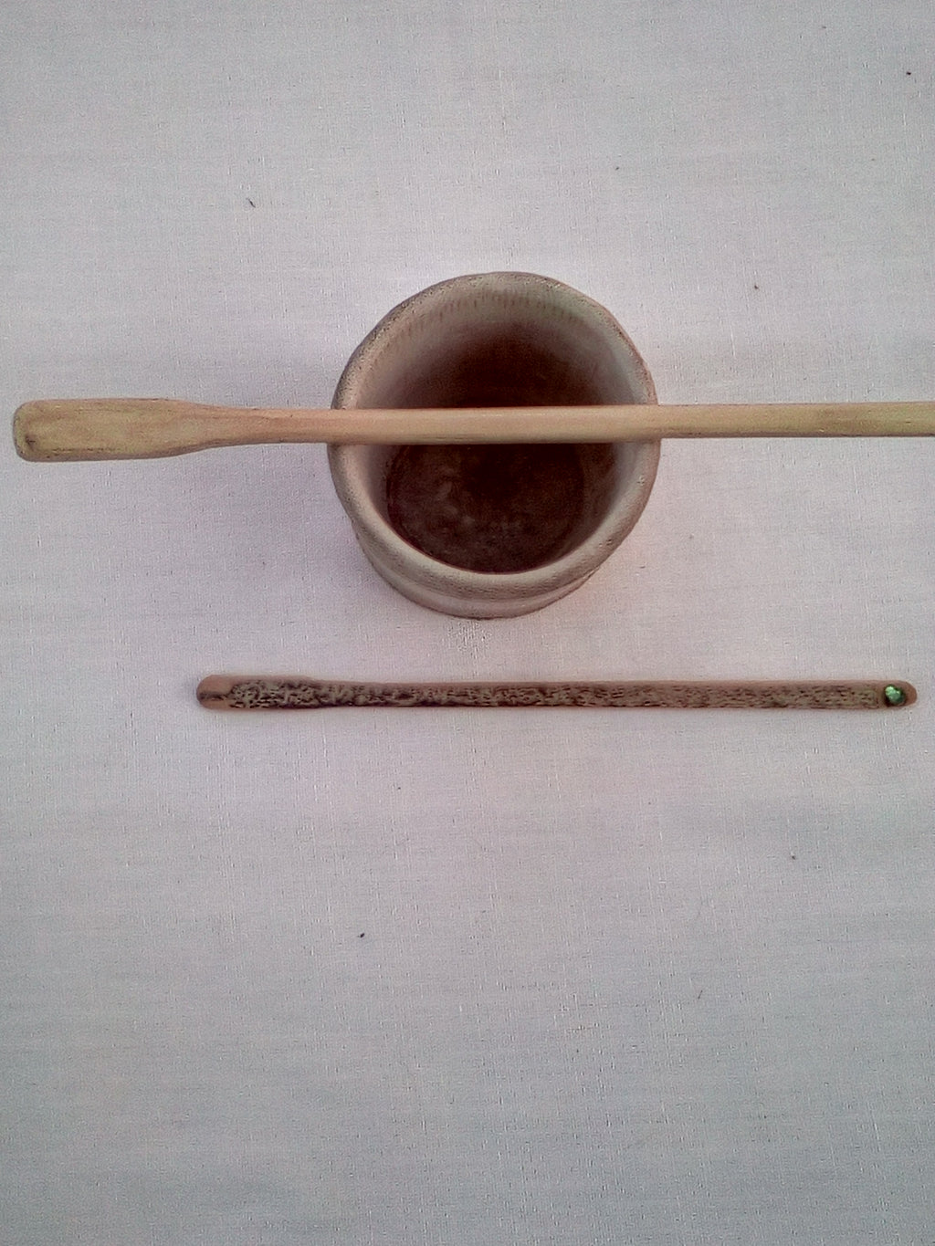 Touilleur en bambou noir artisanal 15-16 cm orné d'un strass vert clair