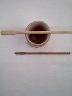 Touilleur en bambou noir artisanal 15-16 cm orné d'un strass vert clair