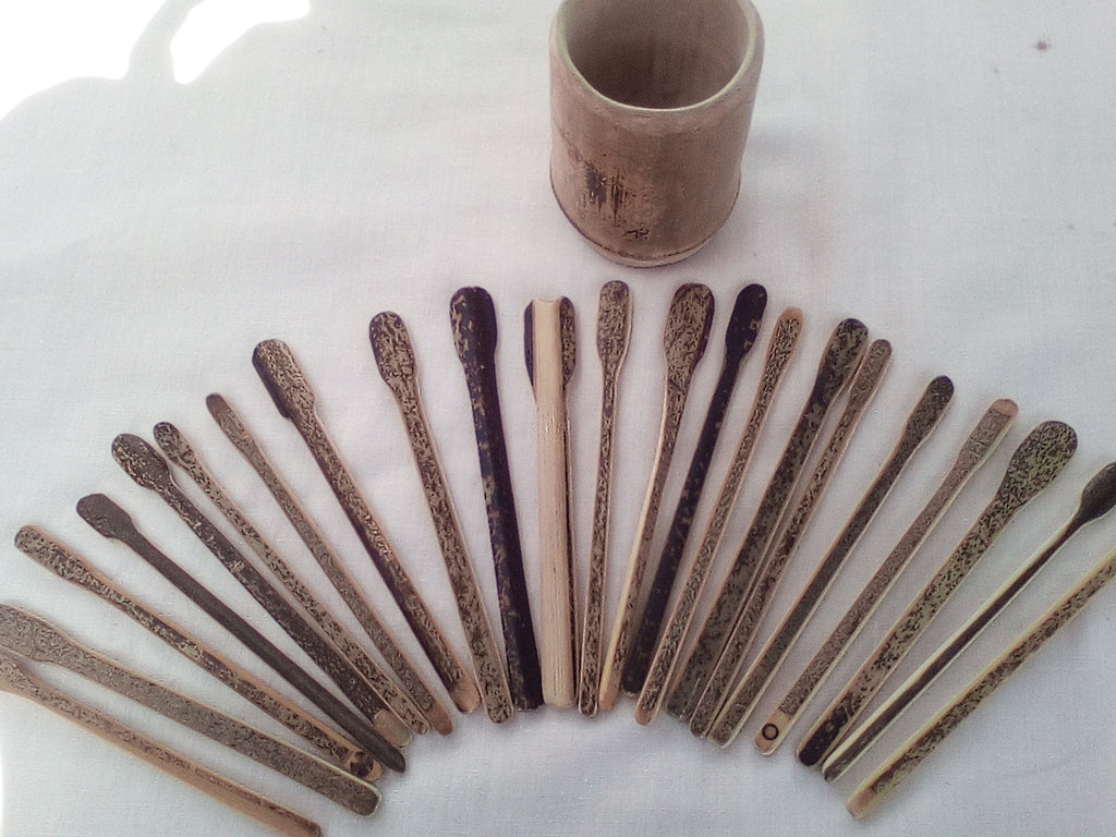 Touilleur en bambou noir artisanal 12-13 cm naturel