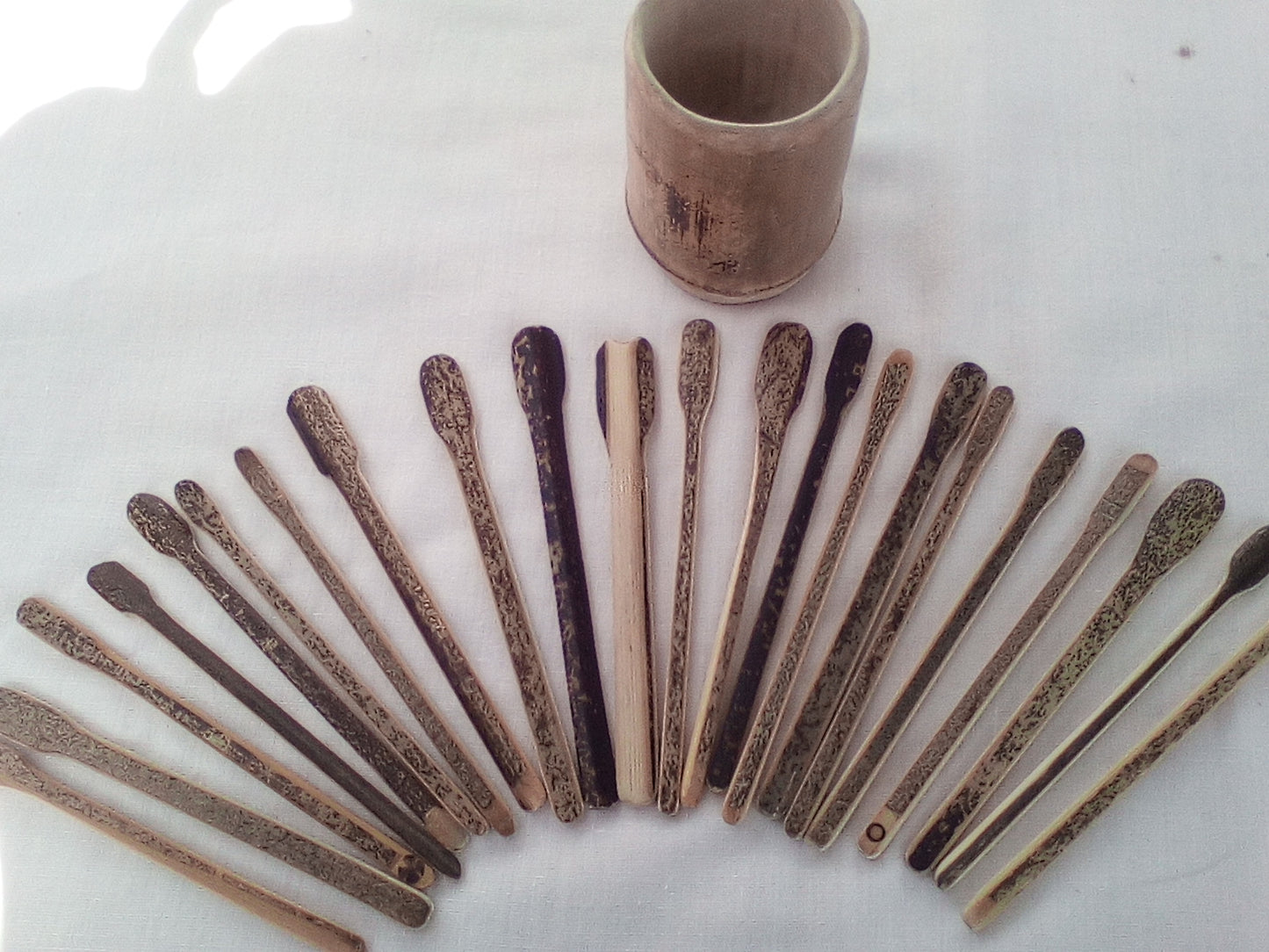 Touilleur en bambou noir artisanal 12-13 cm naturel