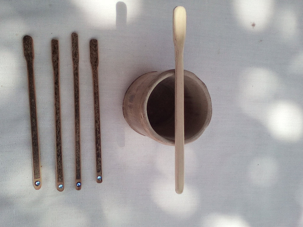 Touilleur en bambou noir artisanal 13-14 cm orné d'un stass bleu ciel