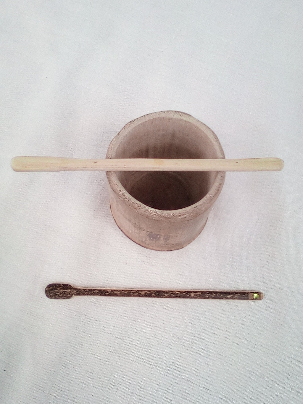 touilleur fin en bambou noir artisanal 12-13 cm orné d'un strass vert clair