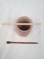 touilleur fin en bambou noir artisanal 12-13 cm orné d'un strass vert clair