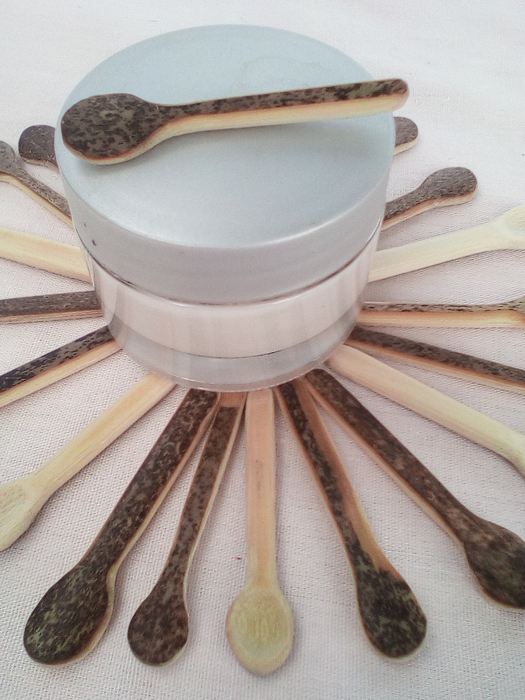 Cuillère à maquillage en bambou noir 6-7 cm naturelle