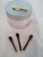 cuillere a maquillage artisanale en bambou noir+ strass rose de 3 cm