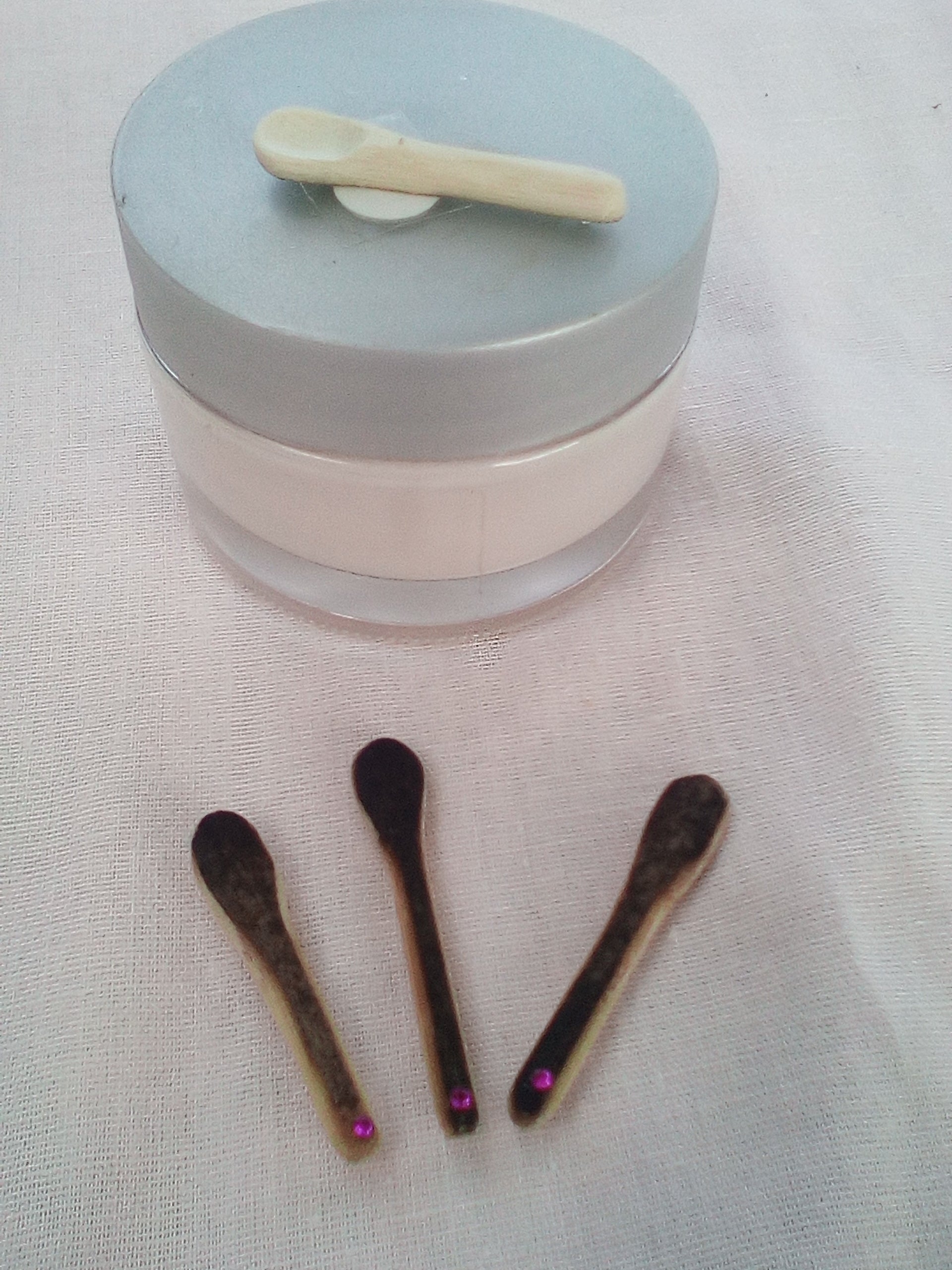 cuillere a maquillage artisanale en bambou noir+ strass rose de 3 cm