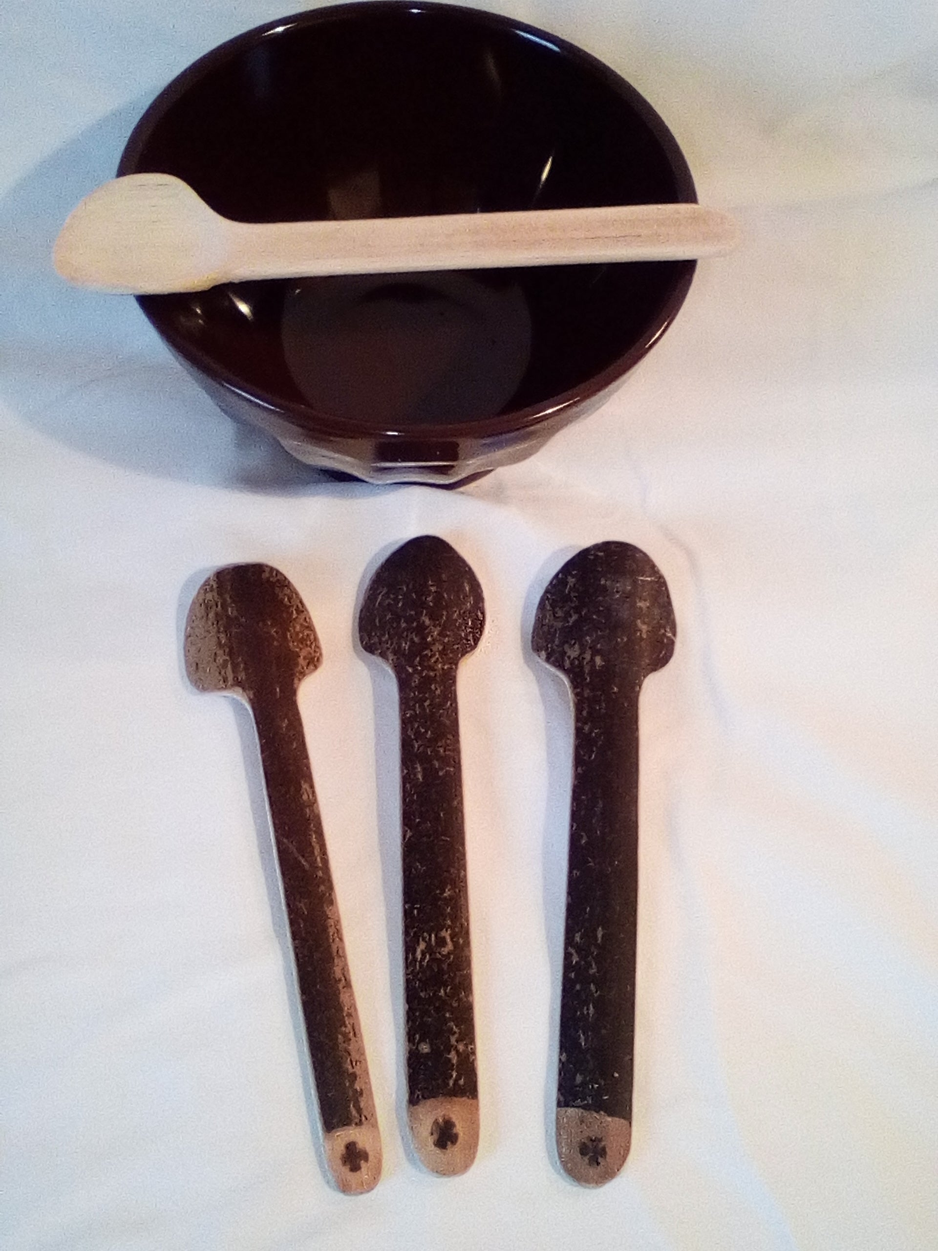 cuillere en bambou noir de 15 cm estampillée de la croix