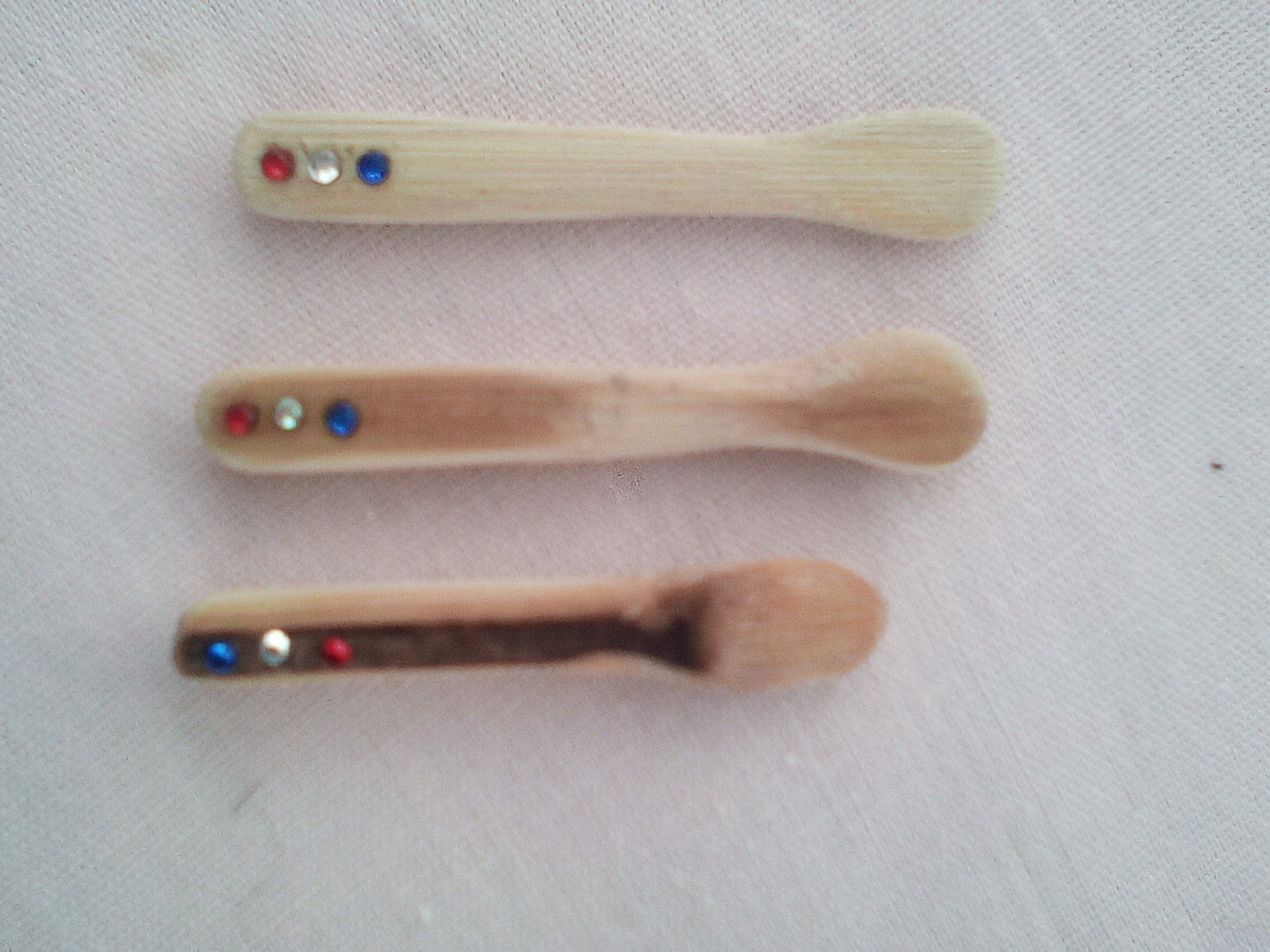 Cuillère à maquillage artisanale en bambou  noir + strass bleu blanc rouge de 4 cm