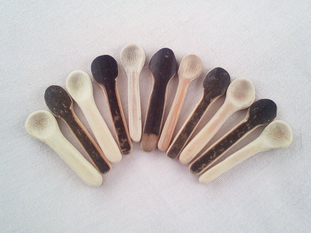Cuillere à maquillage artisanale en bambou noir, naturelle de 4 cm
