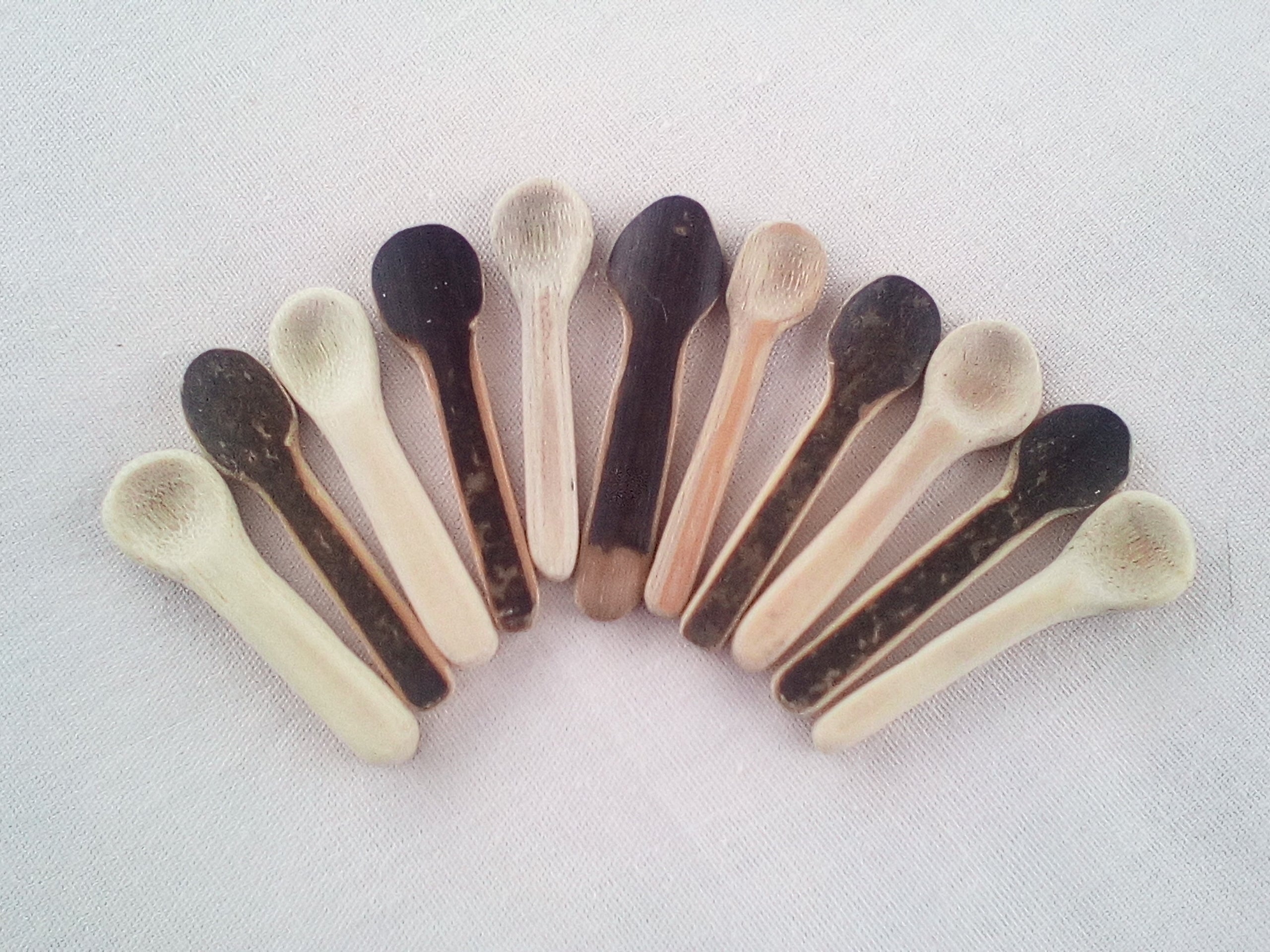 Cuillere à maquillage artisanale en bambou noir, naturelle de 4 cm