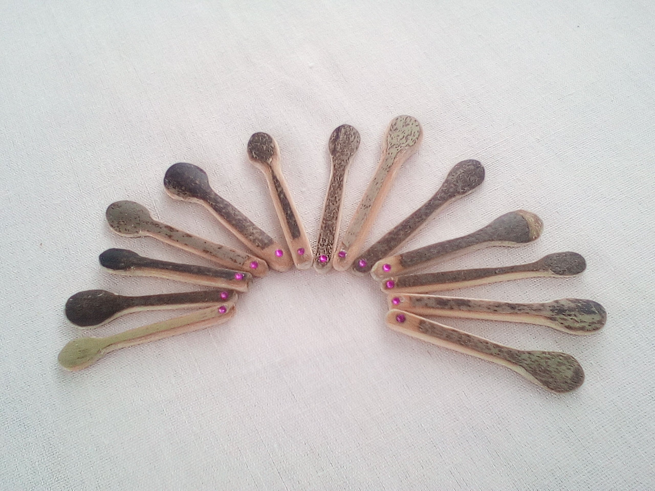 Cuillère à maquillage artisanale en bambou noir + strass rose de 4 cm