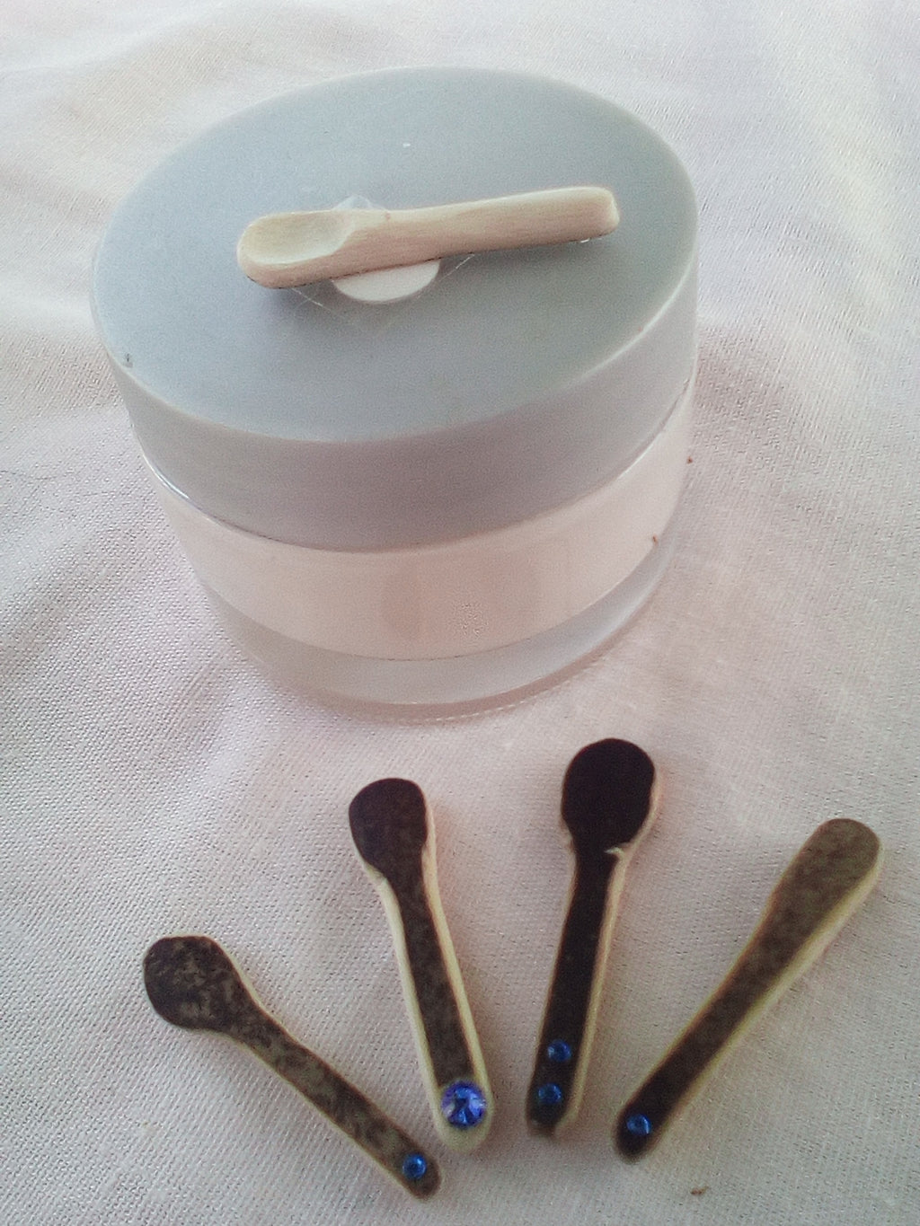 cuillere a maquillage artisanale en bambou noir + strass bleu de 4 cm