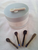cuillere a maquillage artisanale en bambou noir + strass bleu de 4 cm