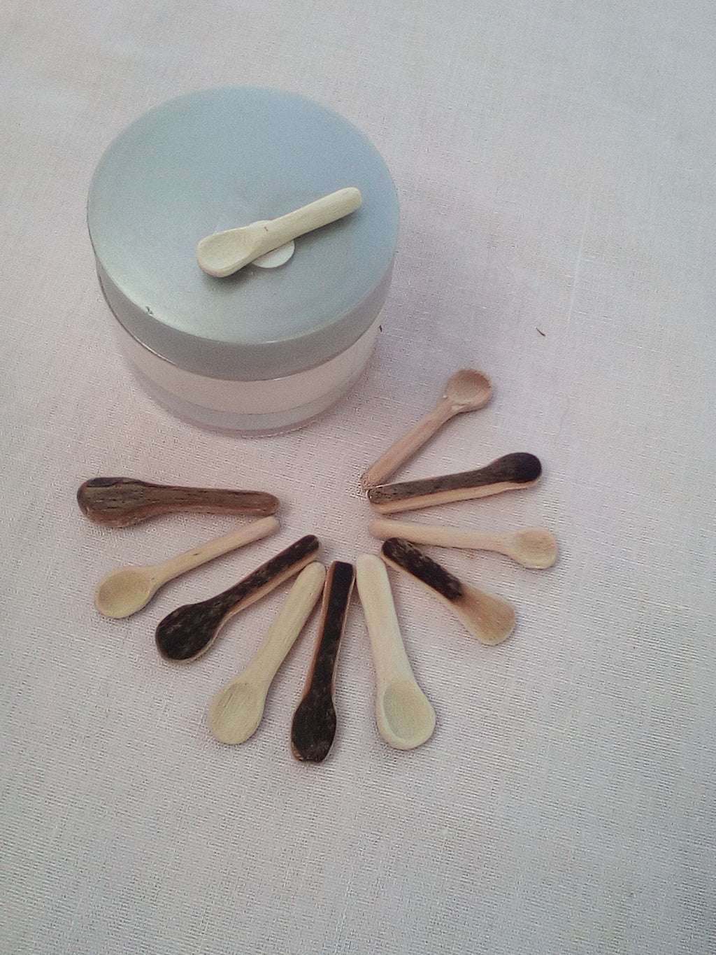 cuillere a maquillage artisanale en bambou noir de 4 cm