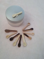 cuillere a maquillage artisanale en bambou noir de 4 cm