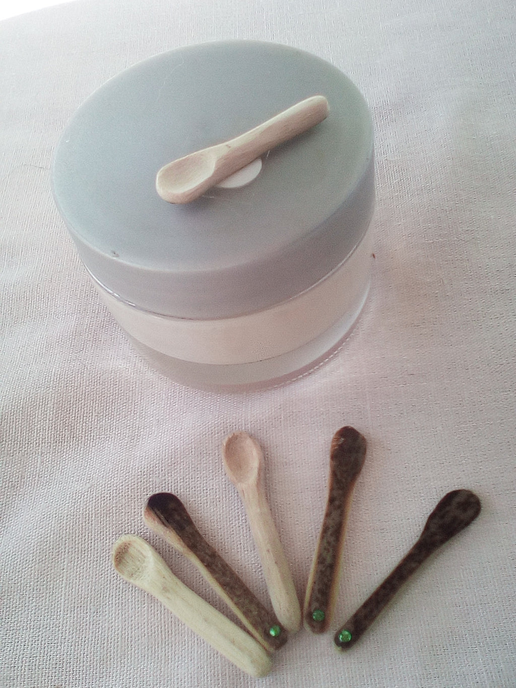 cuillere a maquillage artisanale en bambou noir + strass vert de 3 cm