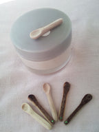 cuillere a maquillage artisanale en bambou noir + strass vert de 3 cm