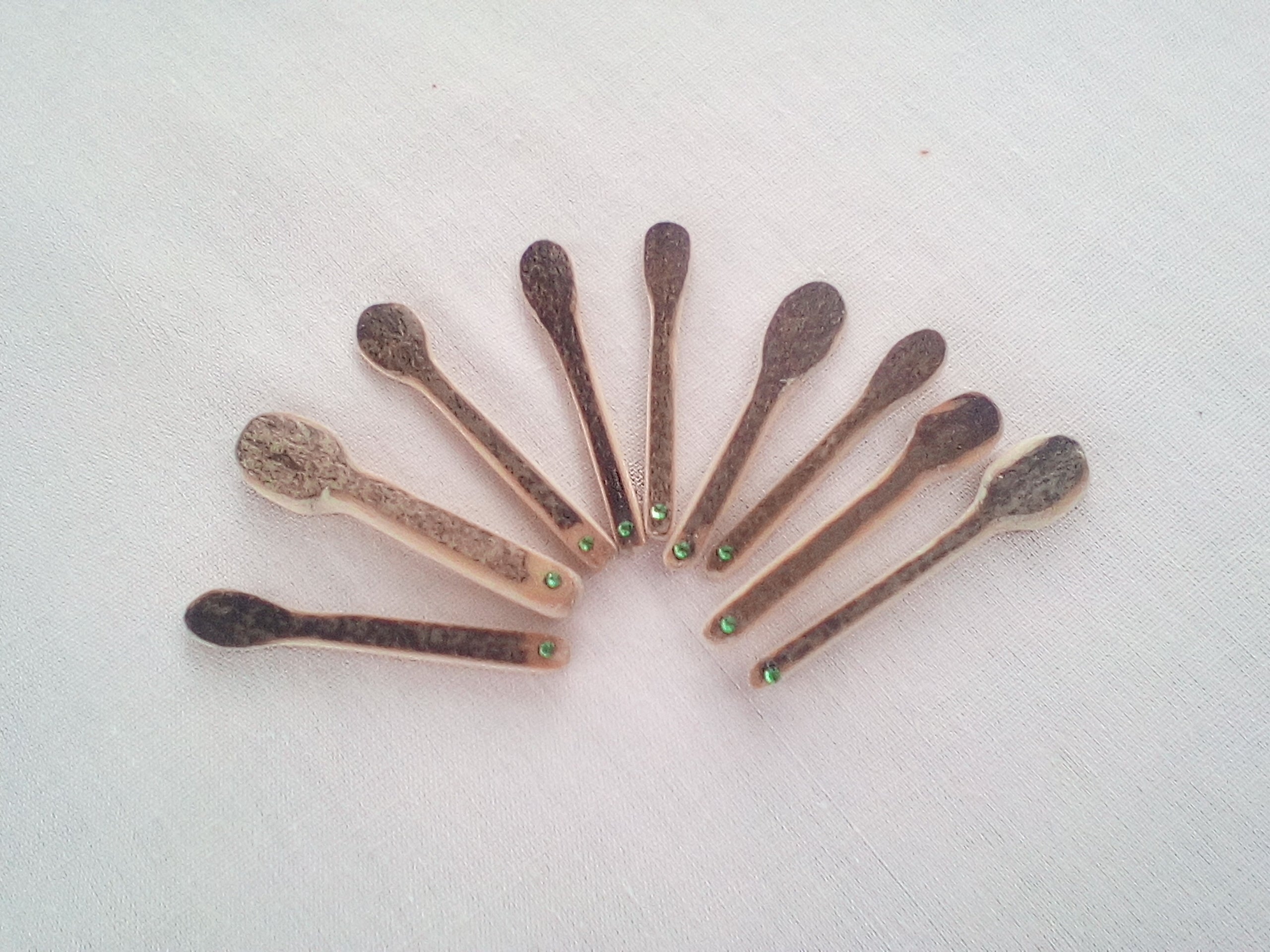 Cuillère à maquillage artisanale en bambou noir + strass vert de 4 cm