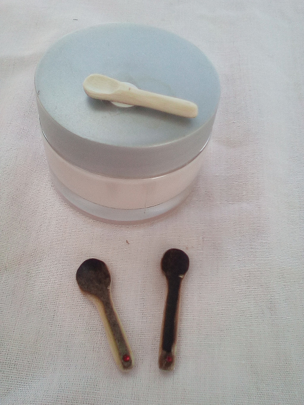 Cuillère à maquillage en bambou noir 3-4 cm 1 strass rouge