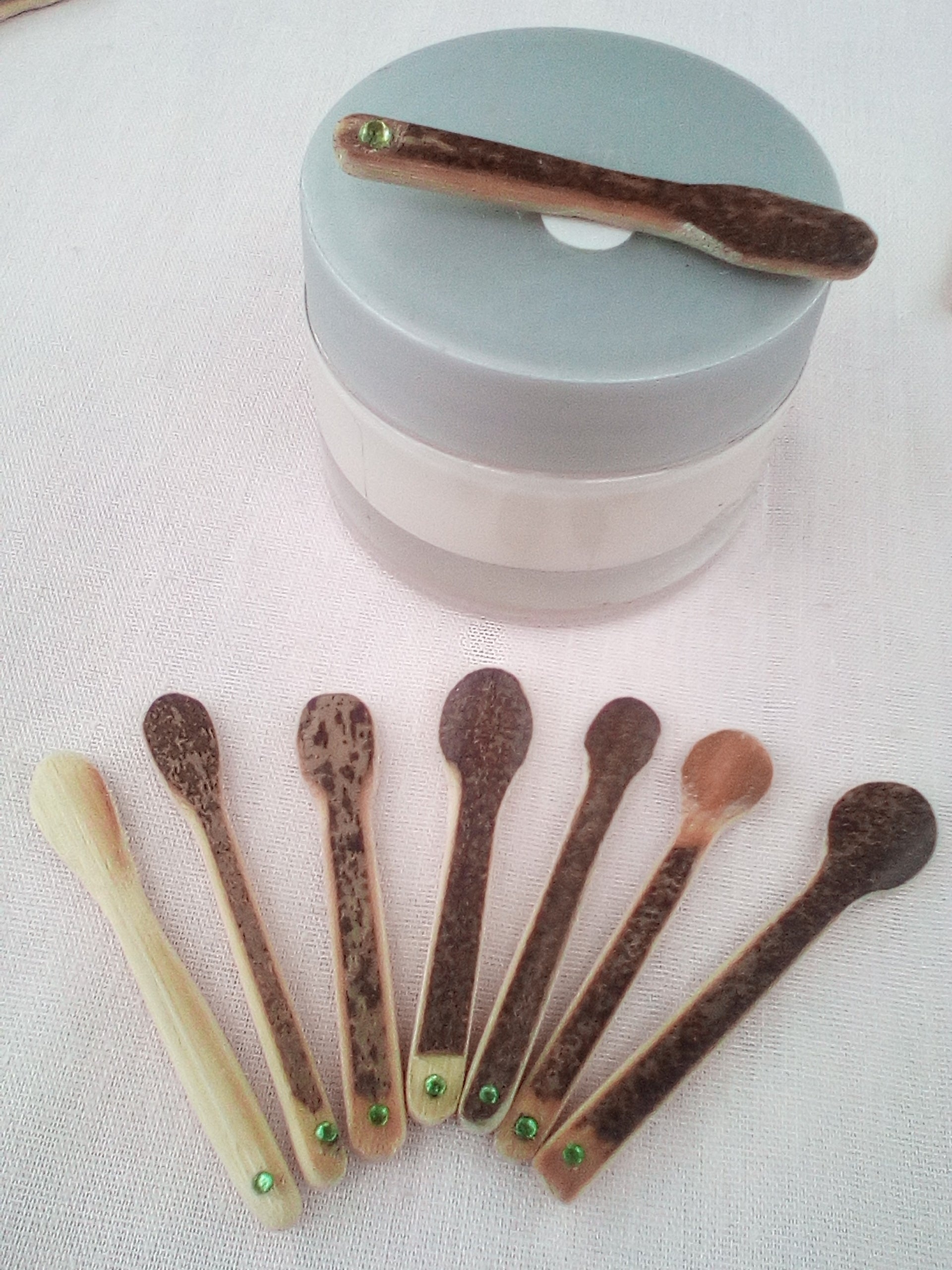 cuillère à  maquillage en bambou noir 5-6 cm artisanale 1 strass vert