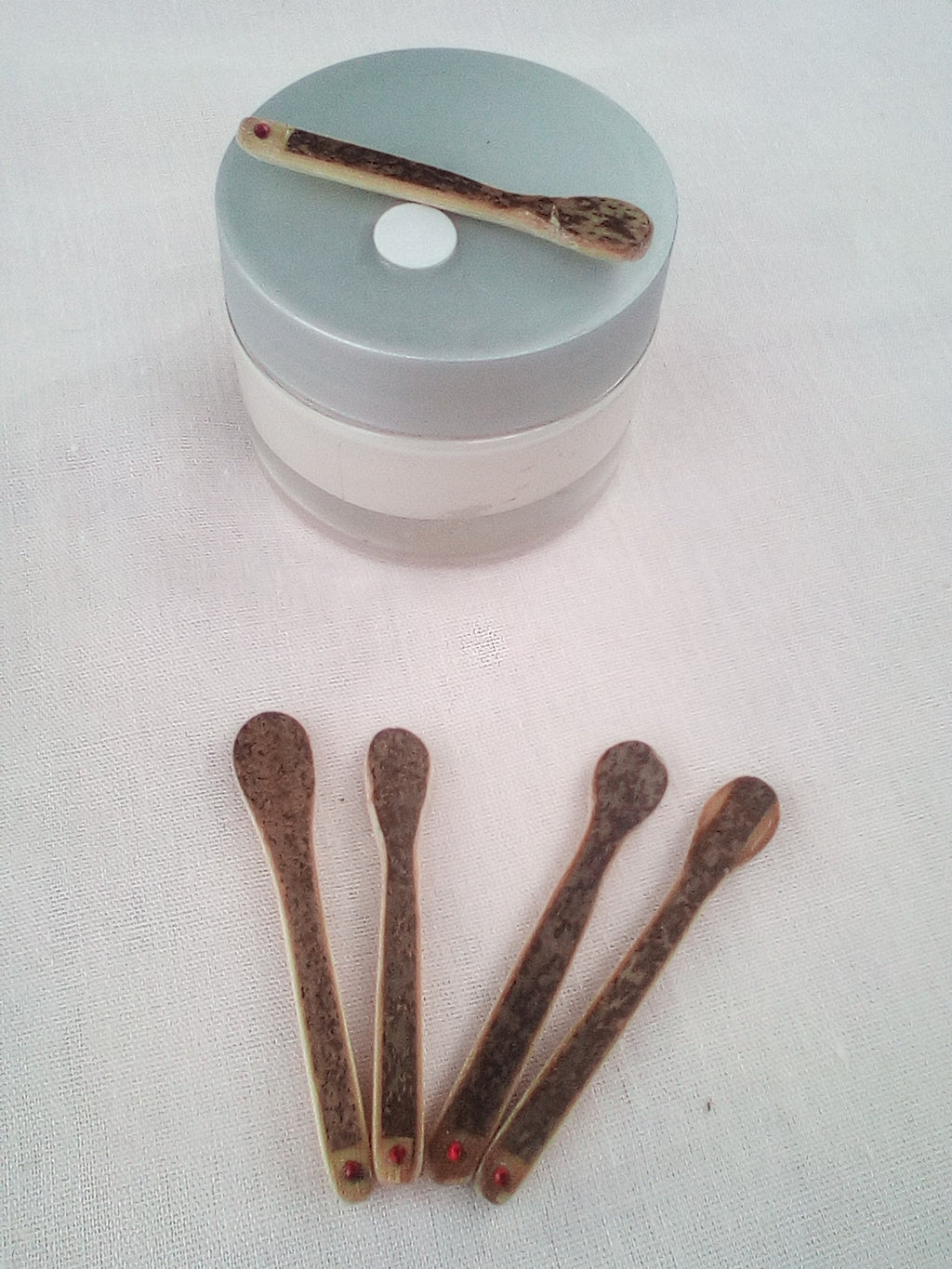 Cuillère à maquillage en bambou noir 5-6 cm artisanale 1 strass rouge