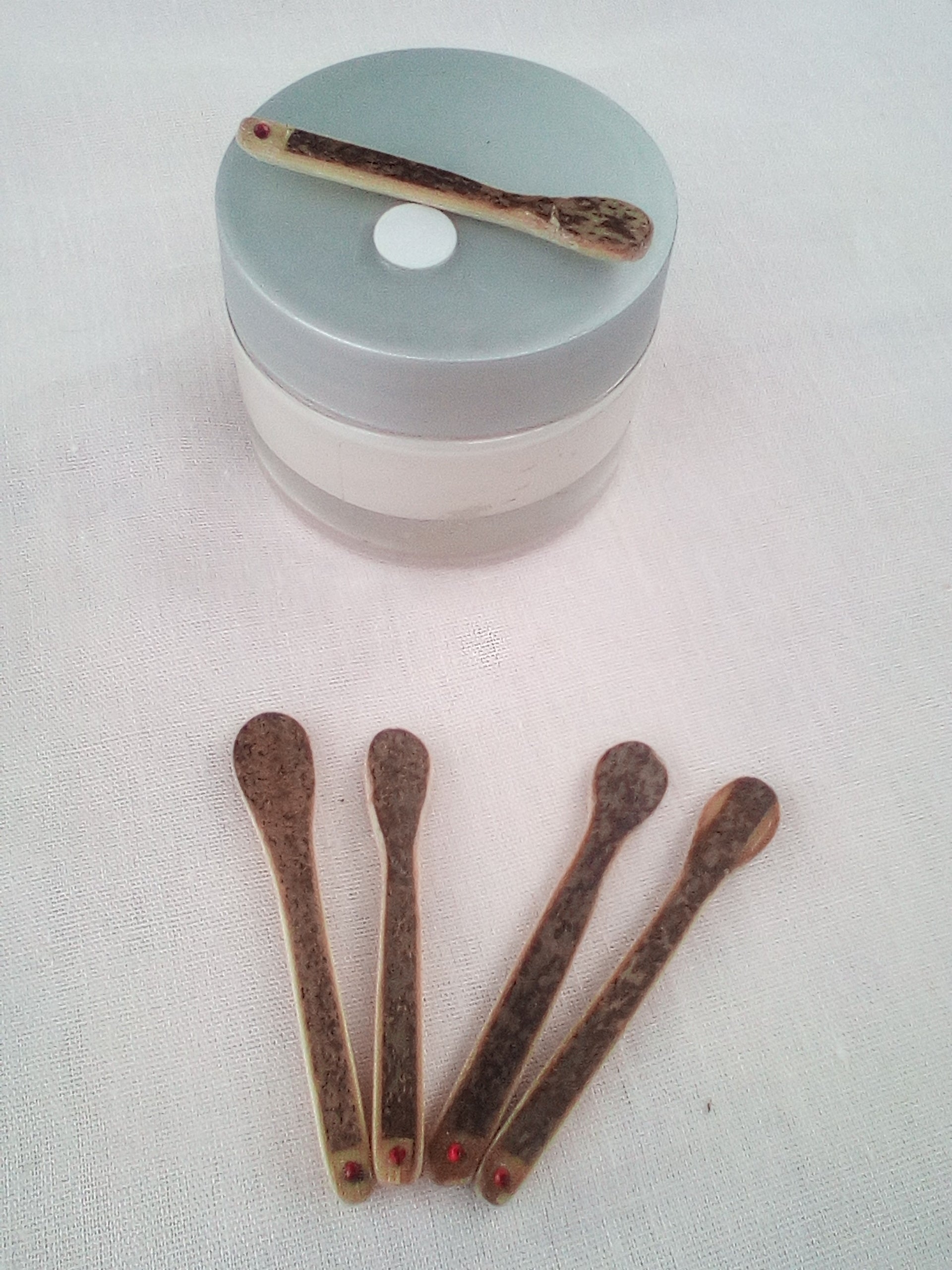 Cuillère à maquillage en bambou noir 5-6 cm artisanale 1 strass rouge