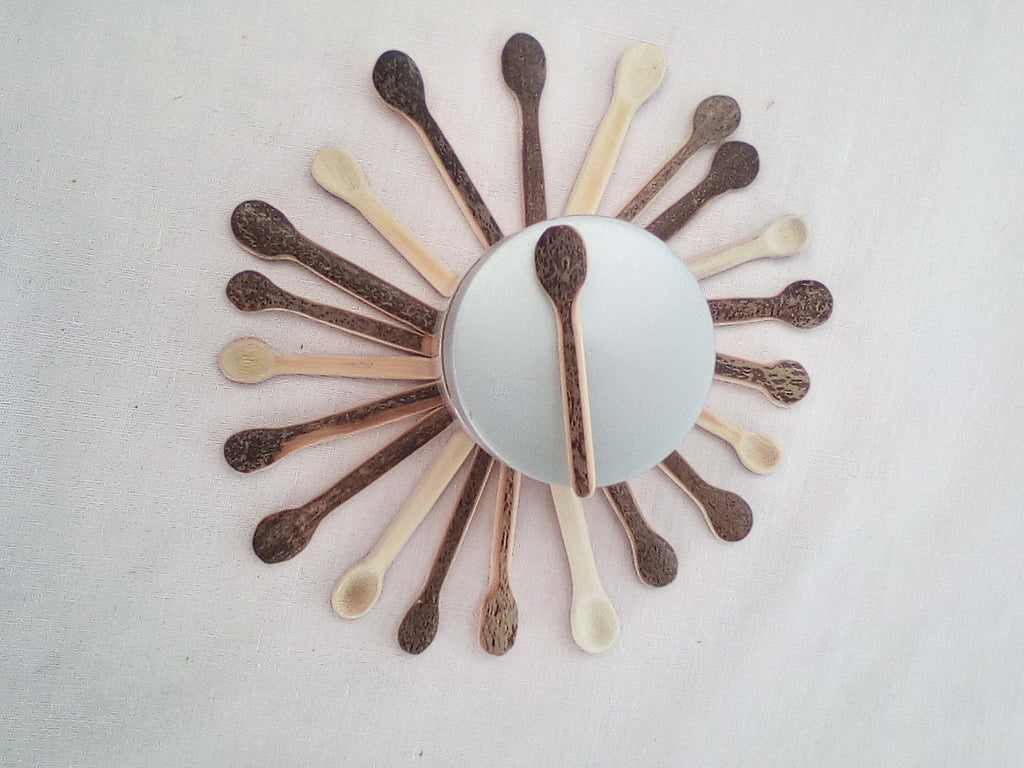 Cuillère à maquillage en bambou noir 6-7 cm naurelle