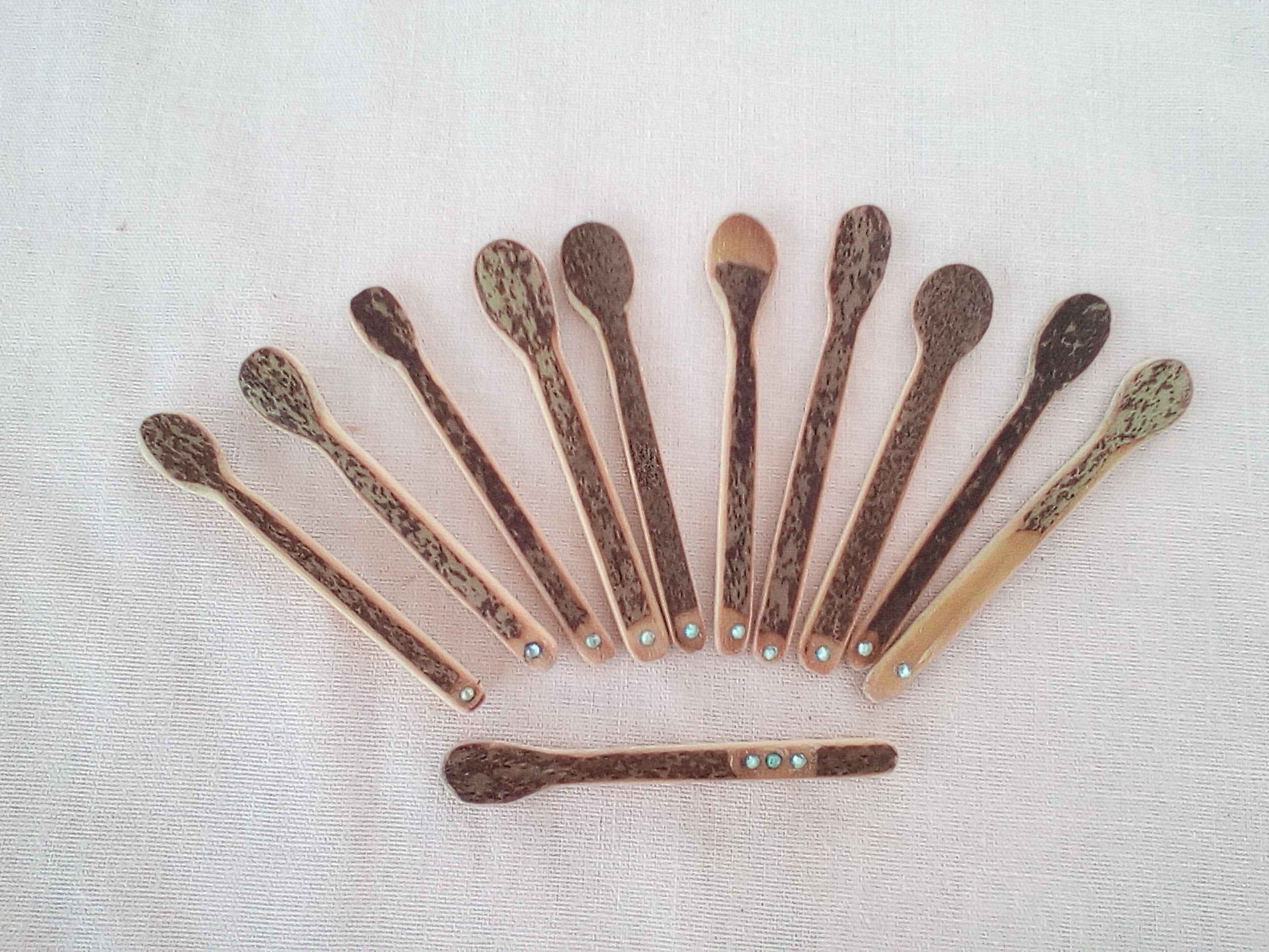 cuillère à maquillage en bambou noir 6-7 cm strass bleu ciel