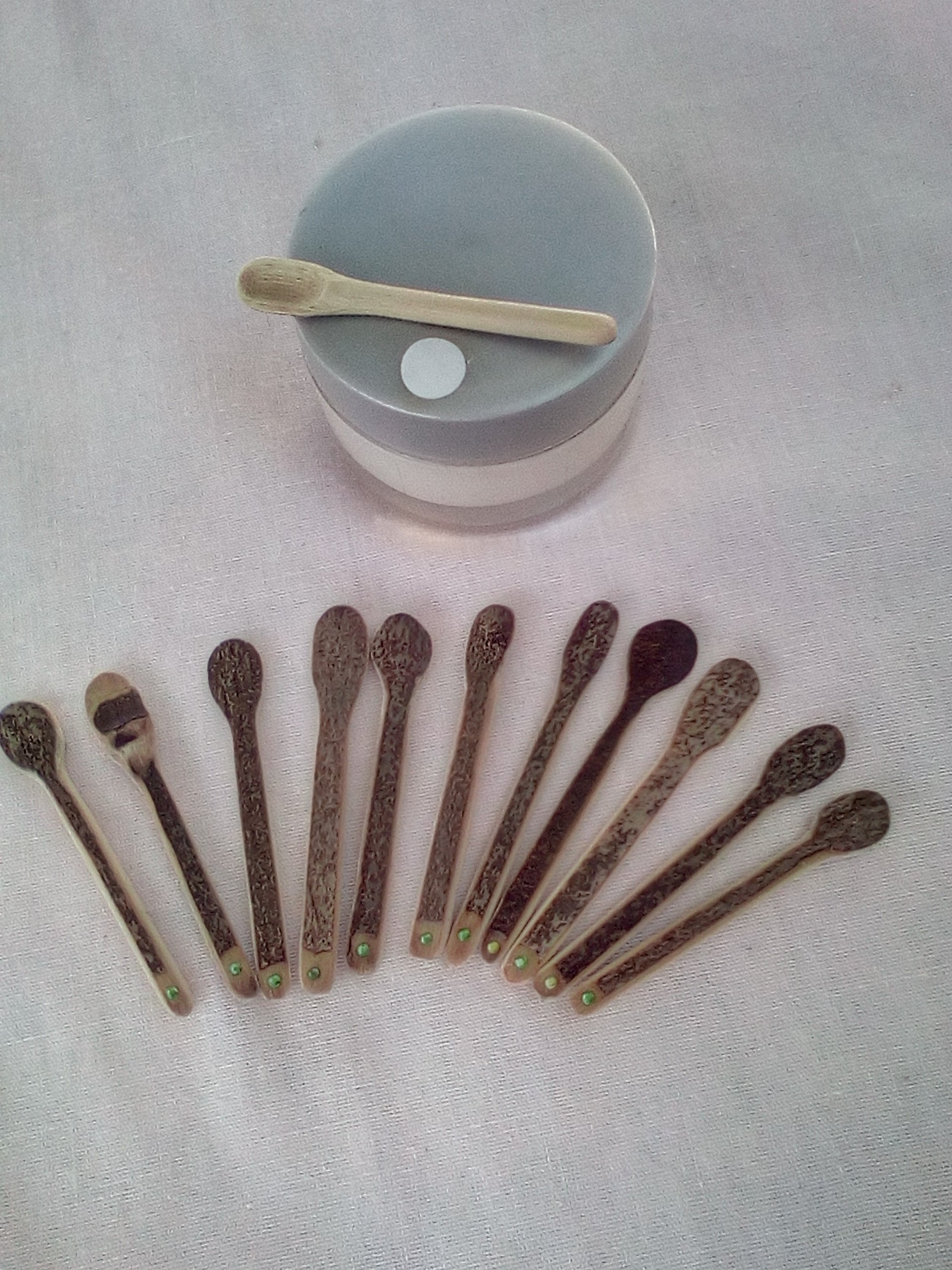 Cuillère à maquillage en bambou vert 6-7 cm strass vert