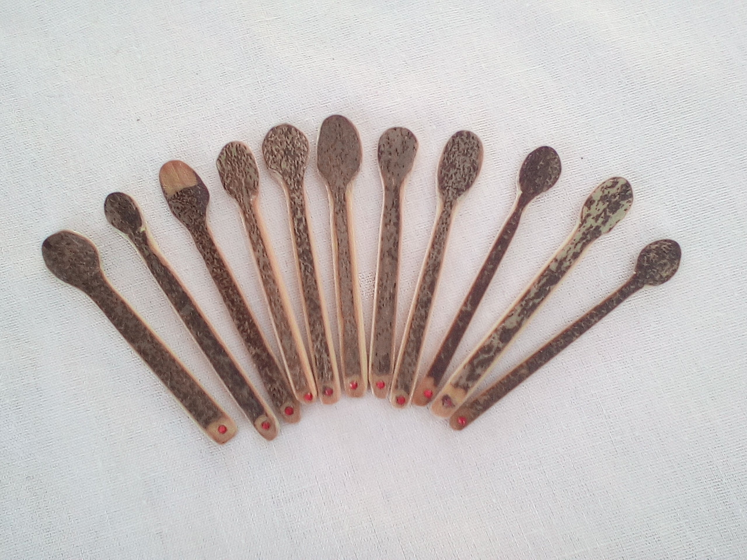 Cuillère à maquillage en bambou noir 6-7 cm strass rouge