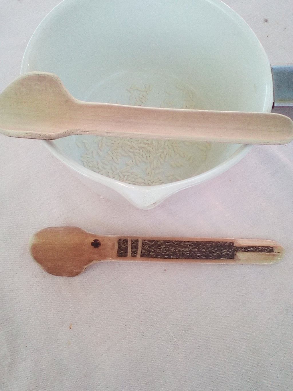 cuillere en bambou noir de 17 cm finement décorée