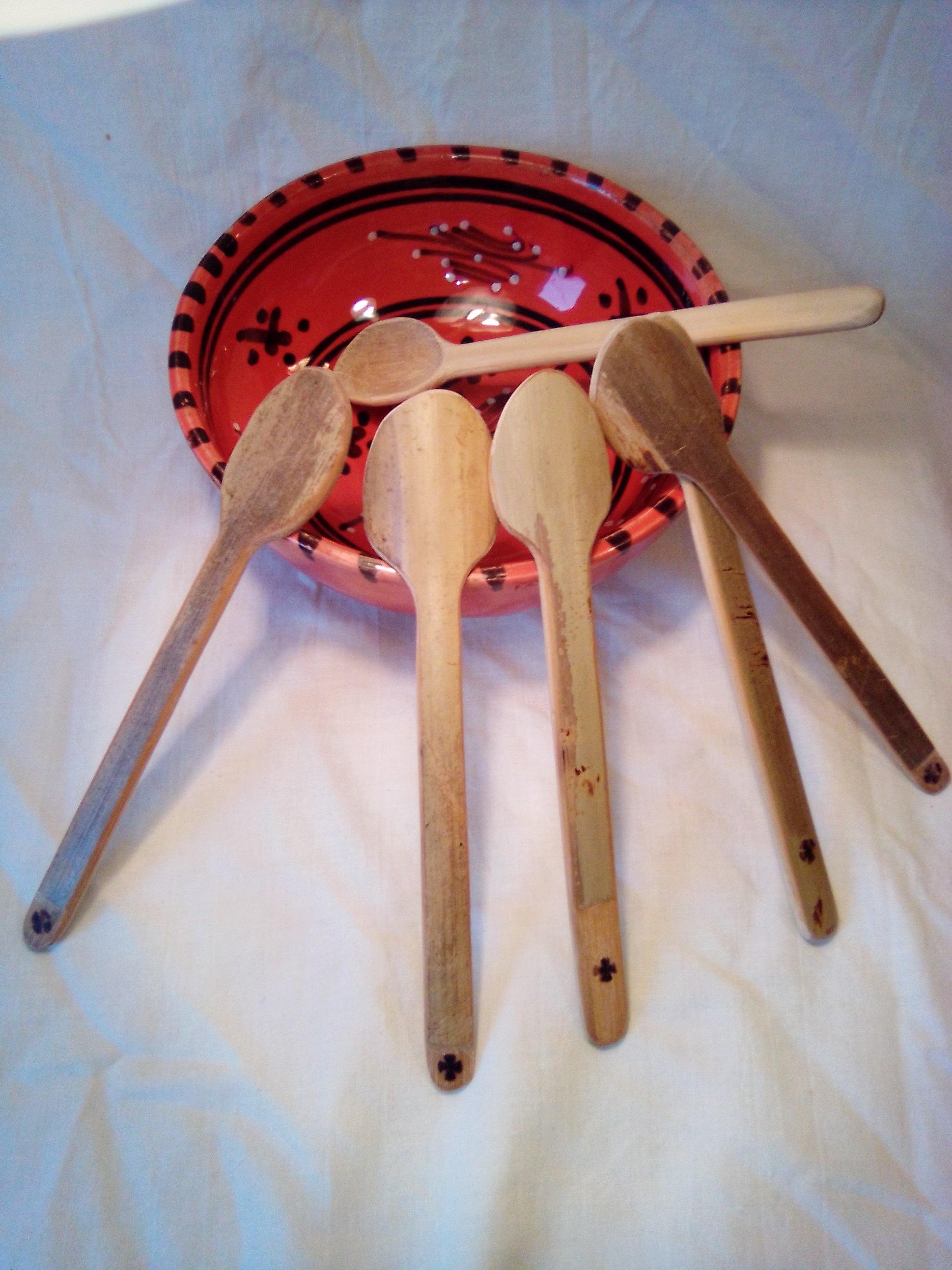 Fine cuillère à soupe en bambou vert artisanale, estampillée de la croix,  de 16 cm