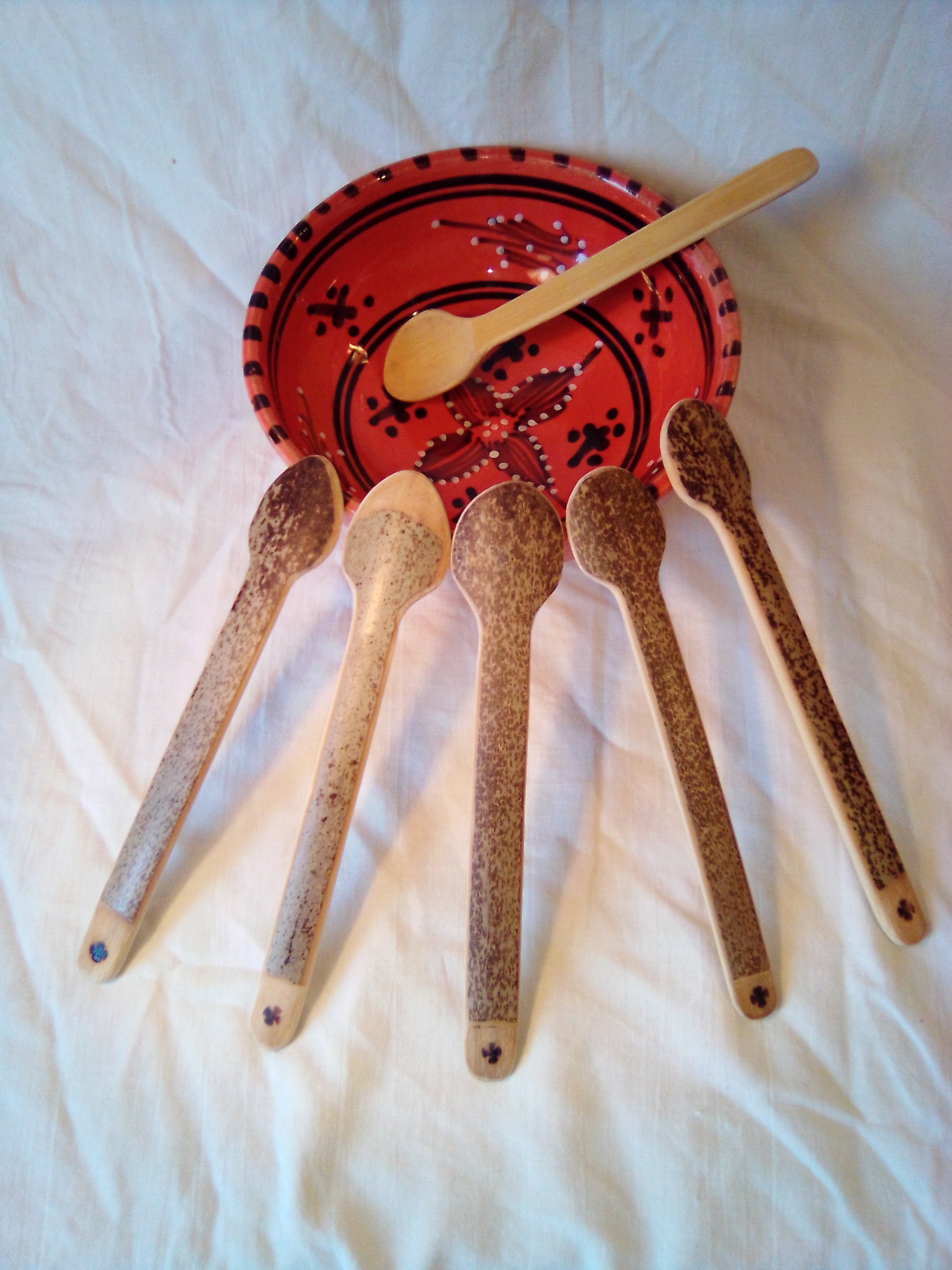 grosse cuillère à soupe en bambou noir artisanale de 16 cm estampillée d'une croix