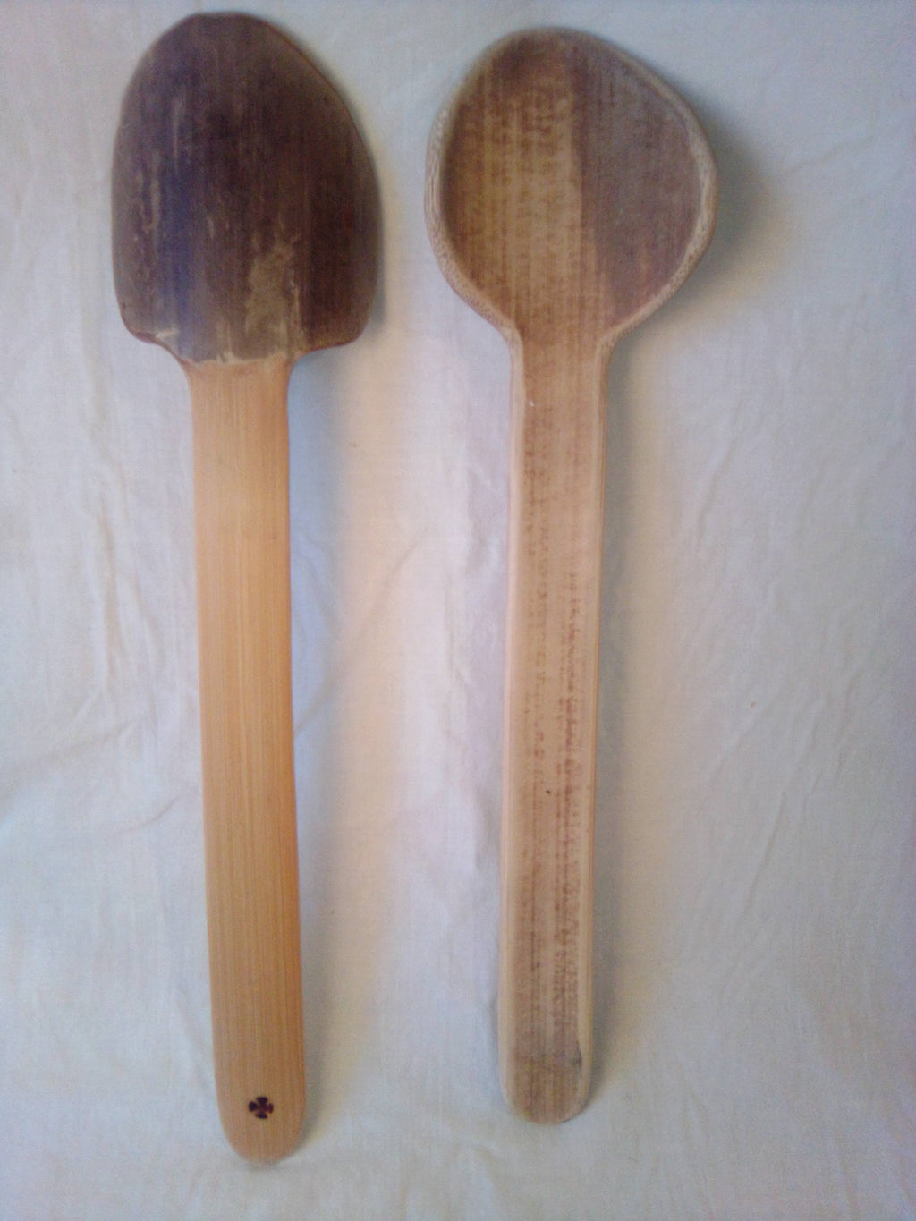 Grose cuillère en bambou vert de 26 cm, corps pelé estampille en croix
