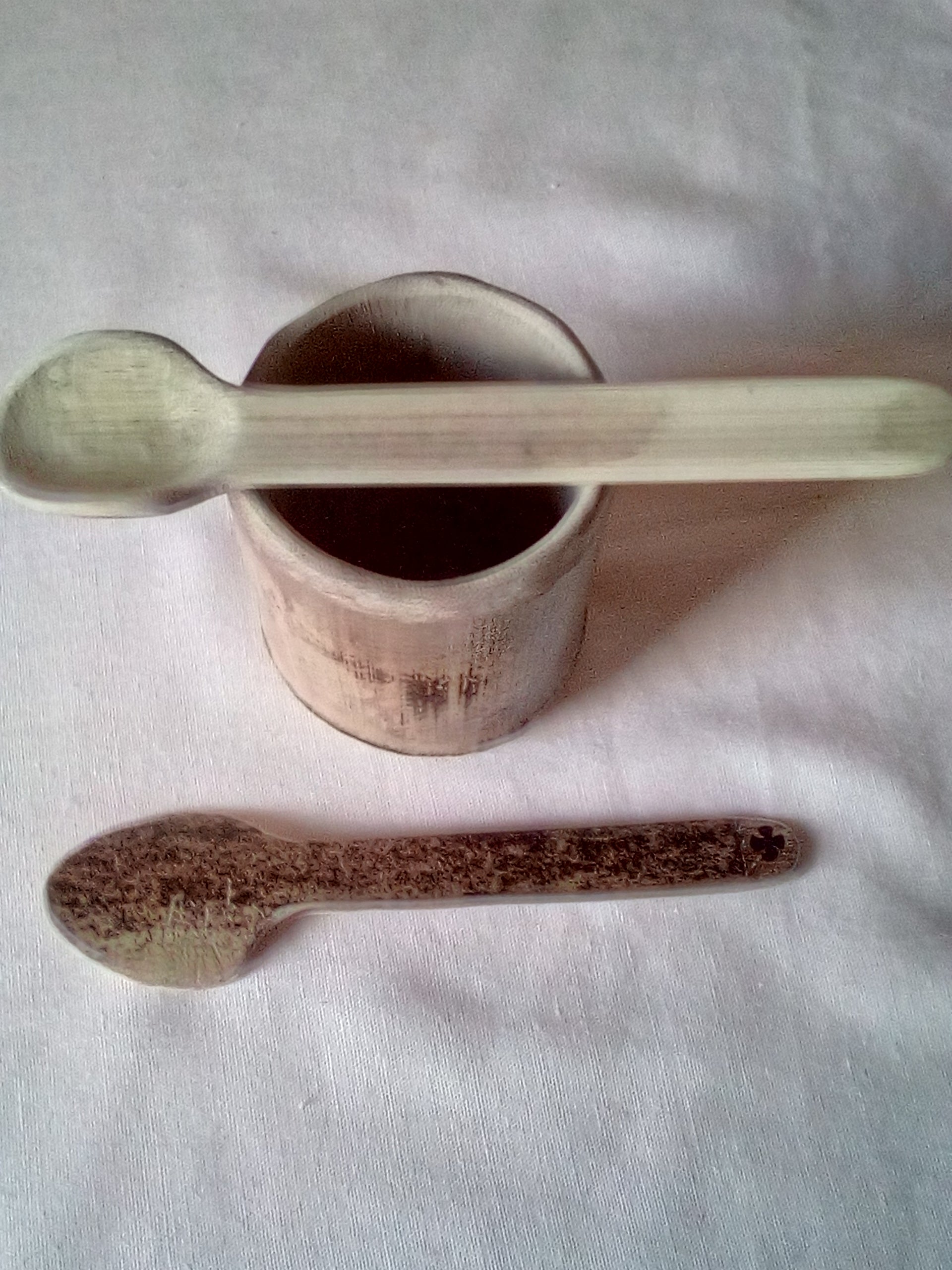 Petite cuillère en bambou noir artisanale  de 13 cm estampillée d'une croix