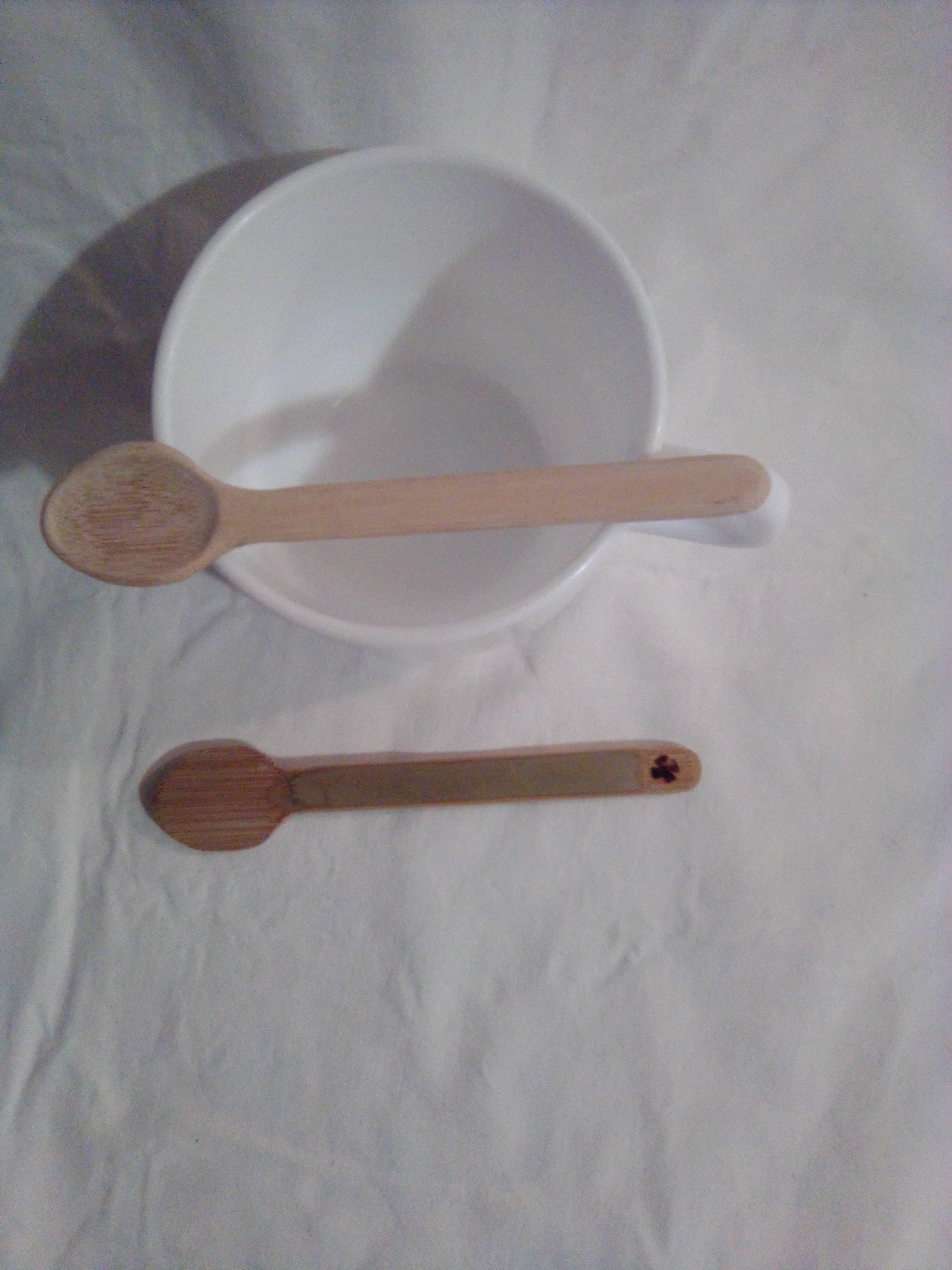 Petite cuillère en bambou vert de 11 cm tête pelée et son estampille