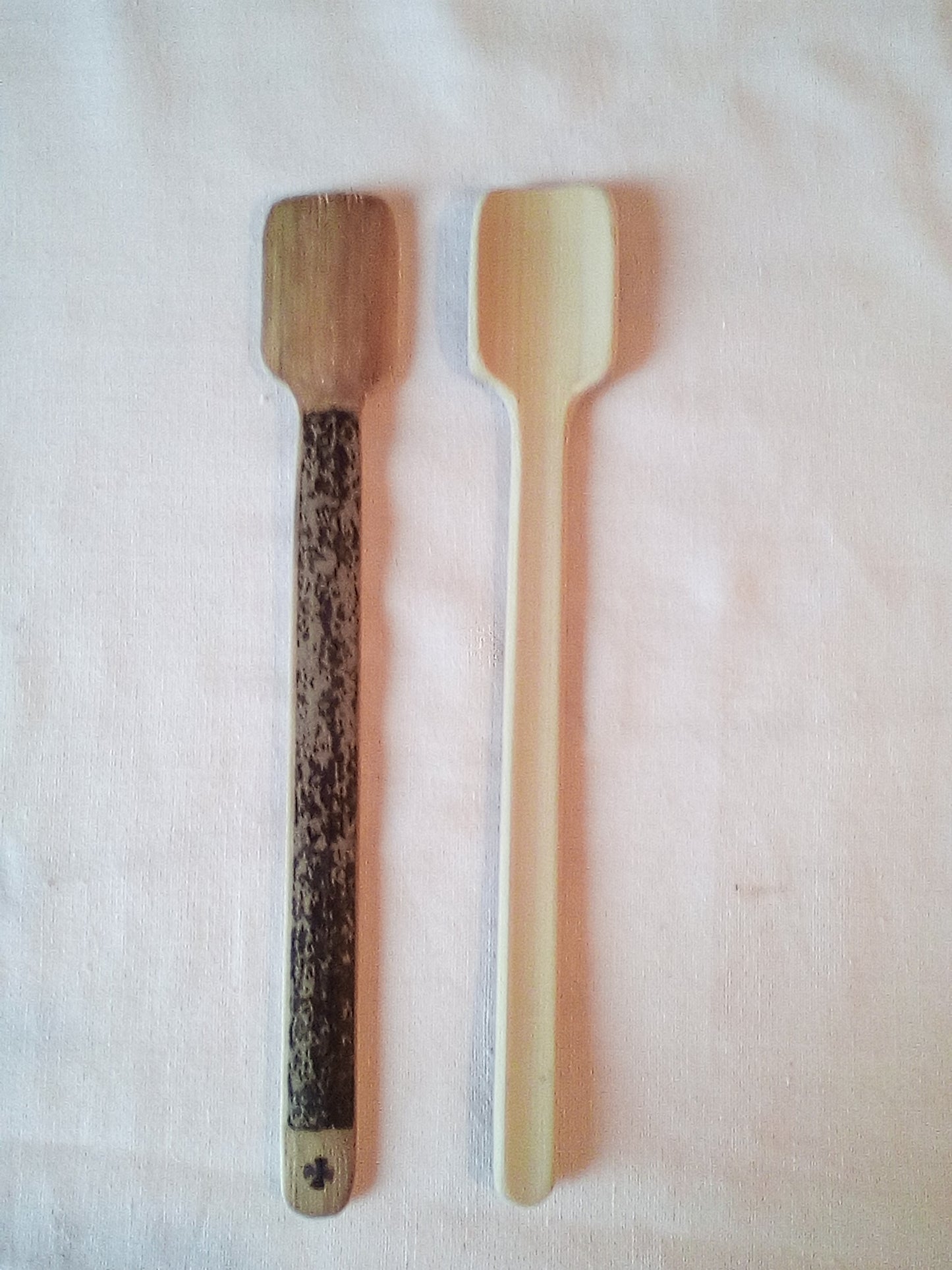 spatule en bambou noir artisanale 20 cm estampille et semi- pelée