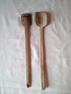 spatule en bambou noir artisanale  de 25 cm estampillee d'une fleur