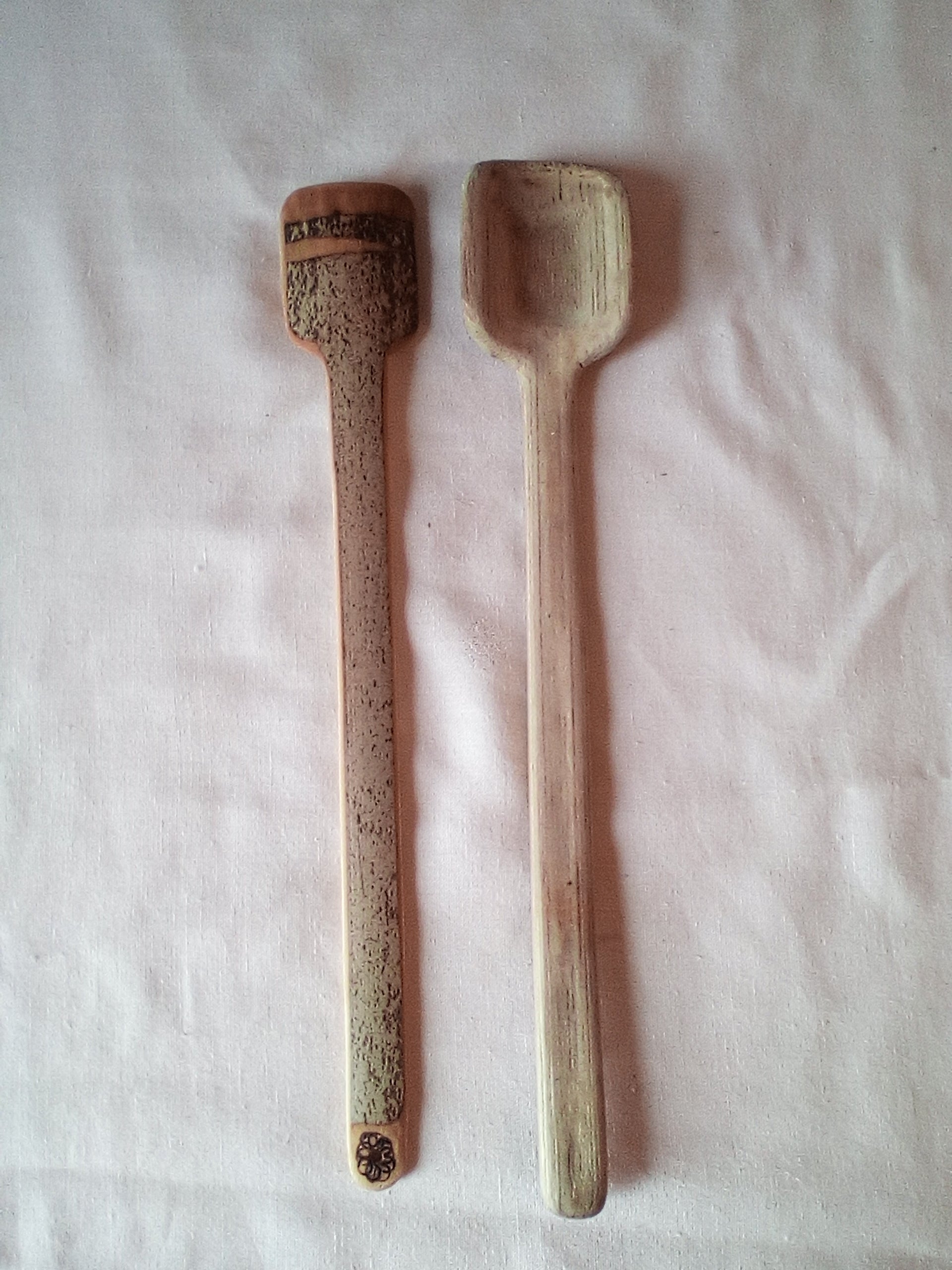 spatule en bambou noir artisanale  de 25 cm estampillee d'une fleur